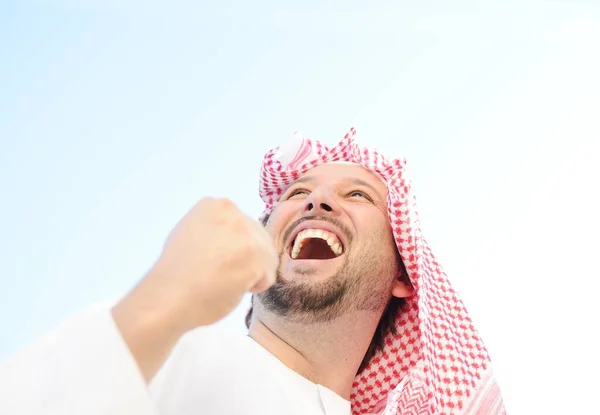 Porträtt av arabiska muslimska mannen poserar i verkliga livet — Stockfoto