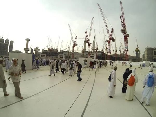 Les musulmans priant à Kaaba à La Mecque — Photo