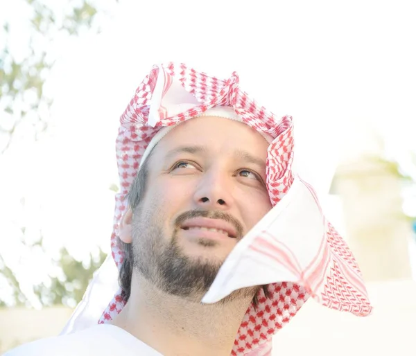 Retrato de árabe muçulmano homem posando na vida real — Fotografia de Stock