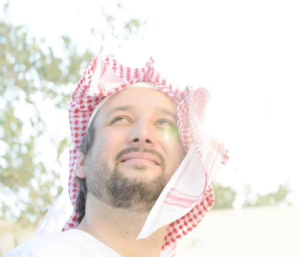 Πορτρέτο του Άραβα μουσουλμάνου άνδρα ποζάρουν στην πραγματική ζωή — Φωτογραφία Αρχείου