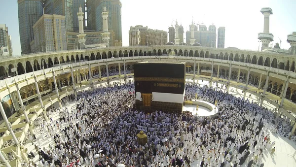 Μουσουλμάνοι προσεύχονται στην Κάαμπα της Μέκκας — Φωτογραφία Αρχείου