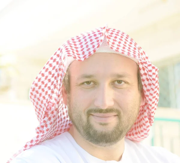 Retrato del hombre árabe musulmán posando en la vida real —  Fotos de Stock