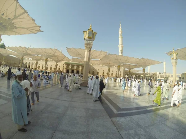 Les musulmans priant à Kaaba à La Mecque — Photo