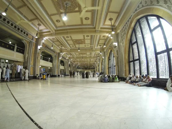 Mekke 'de Kabe' de namaz kılan Müslümanlar — Stok fotoğraf