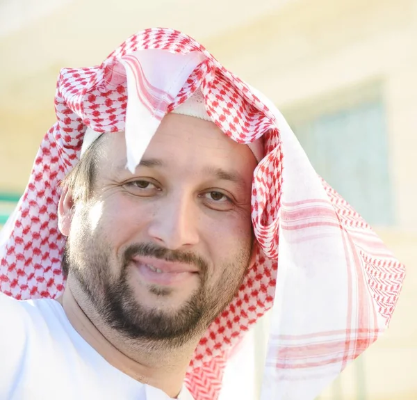 Porträtt av arabiska muslimska mannen poserar i verkliga livet — Stockfoto