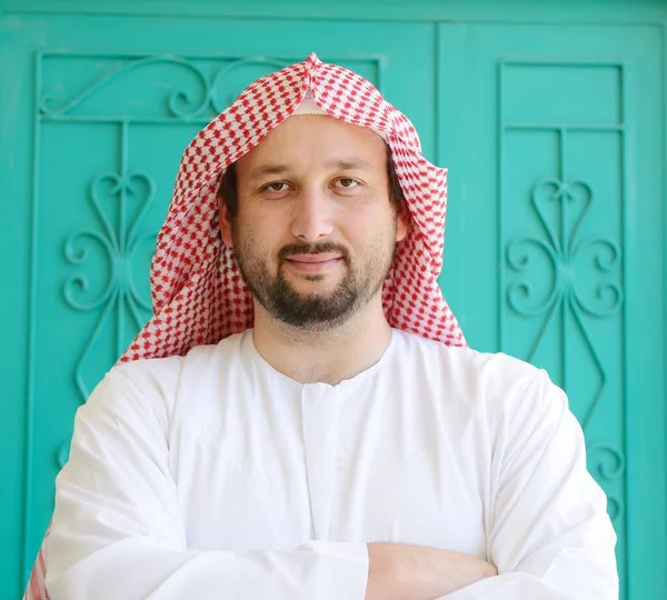 Porträt eines arabisch-muslimischen Mannes, der im wirklichen Leben posiert — Stockfoto