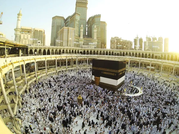Gente musulmana rezando en Kaaba en La Meca — Foto de Stock
