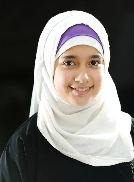 Árabe hermosa chica retrato — Foto de Stock