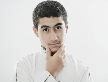 Yalnız Arap çocuk portresi . 