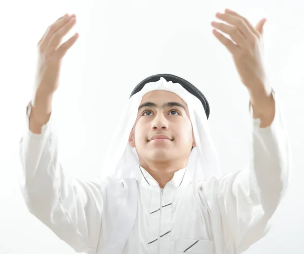 Arab gyerek egyedül imádkozik. kiváló minőségű — Stock Fotó