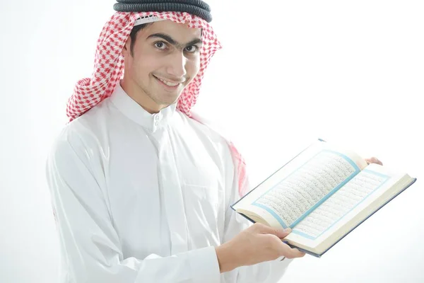 Arab gyerek Koránnal — Stock Fotó