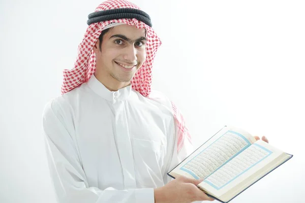 Niño árabe con Corán — Foto de Stock
