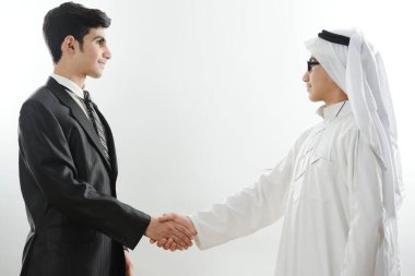 İki Arap çocuk buluşuyor.