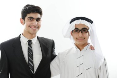 İki Arap çocuk buluşuyor.