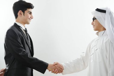 İki Arap çocuk buluşuyor.