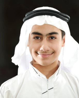 Arap Körfezi Çocuğu yalnız. yüksek kaliteli fotoğraf 