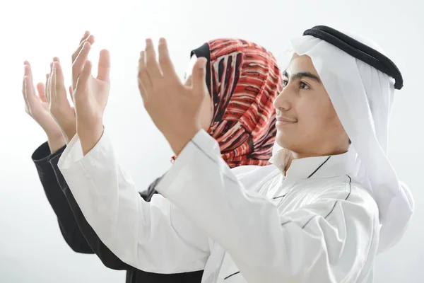 Menina árabe e menino orando juntos — Fotografia de Stock
