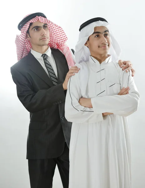 2 arabische Jungen allein. Foto in hoher Qualität — Stockfoto