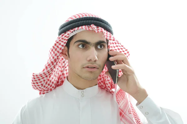 Niño árabe usando smartphone —  Fotos de Stock
