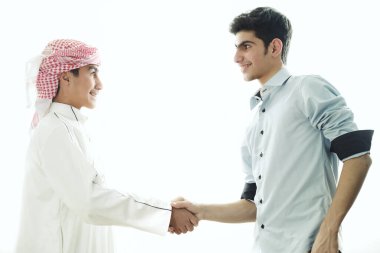 İki Arap çocuk buluşuyor.