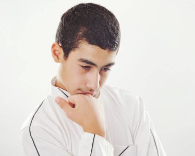 Yalnız Arap çocuk portresi . 