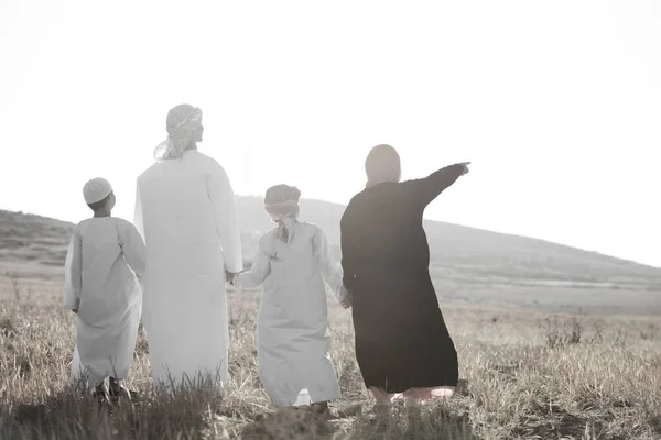 Arabic family in nature — Stock Photo, Image