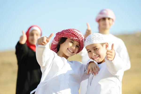 Arabische familie in de natuur — Stockfoto