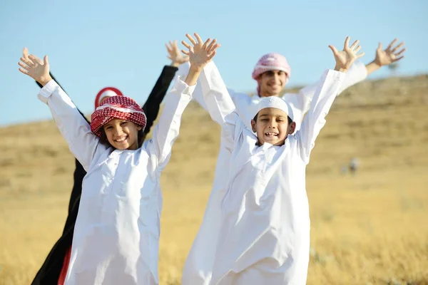 Arabische familie in de natuur — Stockfoto