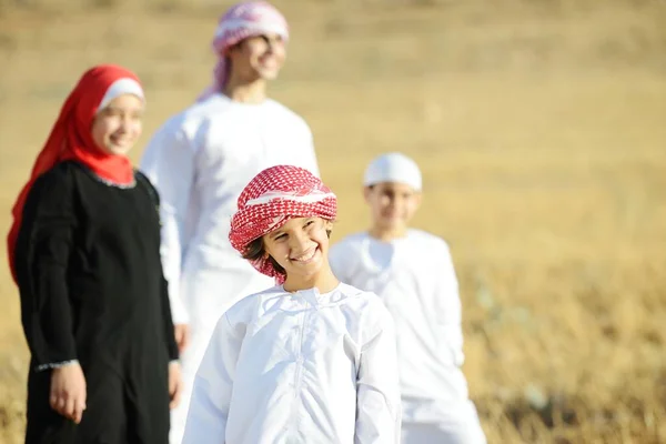 Arabische Familie in der Natur — Stockfoto