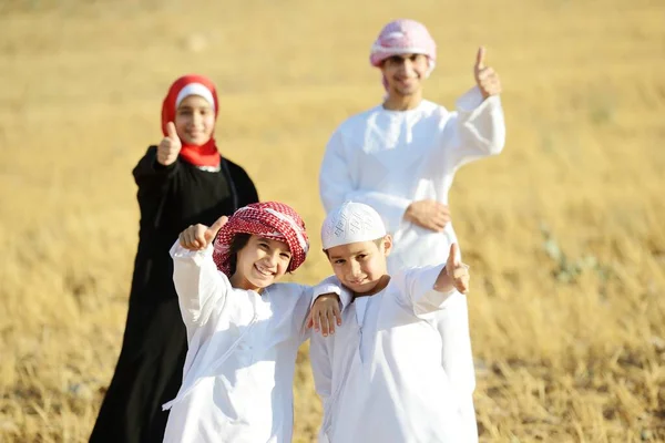 Família árabe na natureza — Fotografia de Stock