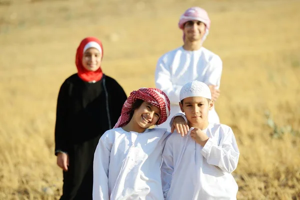 Familia árabe en la naturaleza — Foto de Stock
