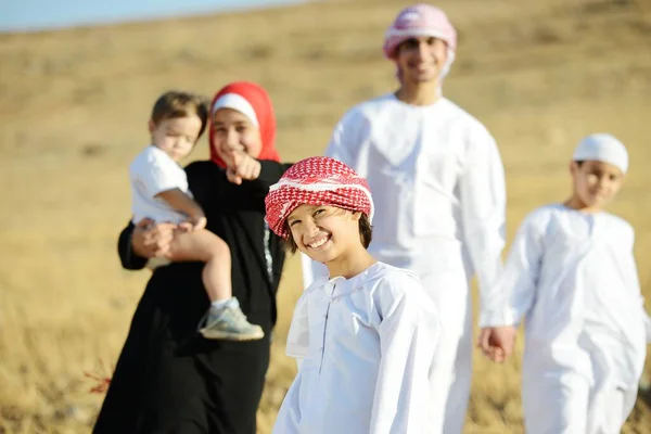 Familia árabe en la naturaleza — Foto de Stock