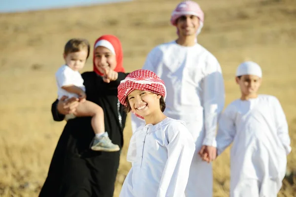 Família árabe na natureza — Fotografia de Stock