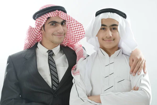 Két arab fiú egyedül. kiváló minőségű fénykép — Stock Fotó