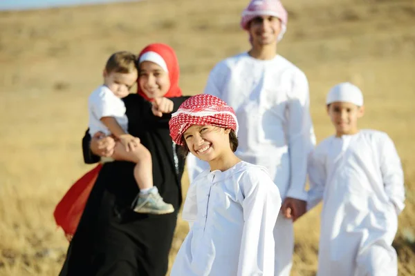 Arabisk familj i naturen — Stockfoto