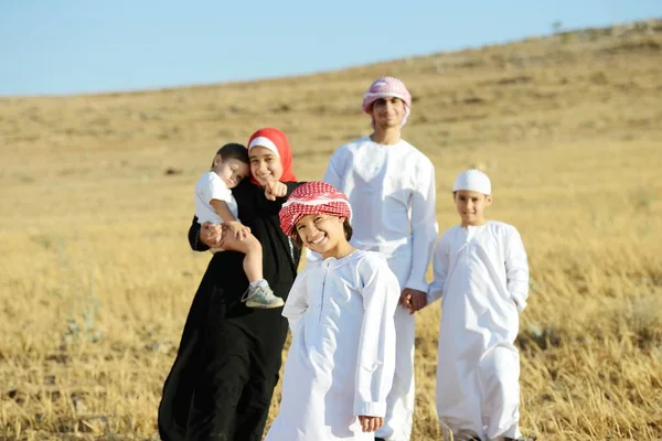 Arabska rodzina w przyrodzie — Zdjęcie stockowe
