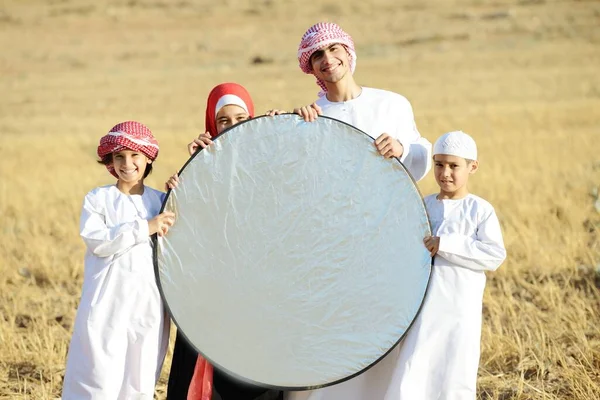 Αραβική οικογένεια στη φύση κρατώντας banner χώρο αντίγραφο — Φωτογραφία Αρχείου