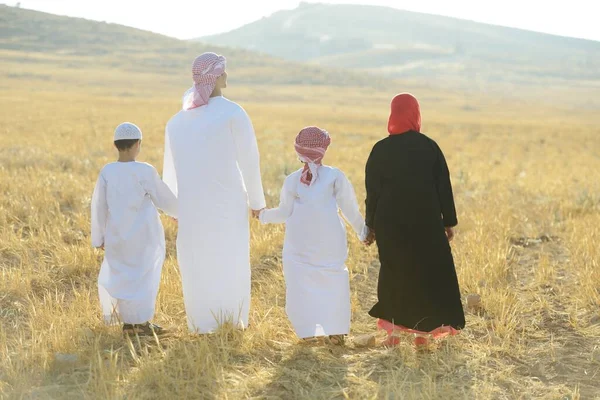 Familia árabe en la naturaleza — Foto de Stock