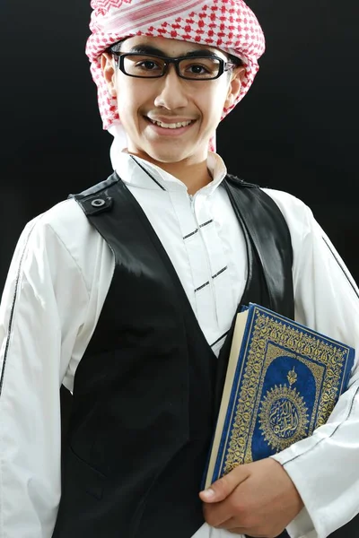 一个阿拉伯海湾男孩。高质量的照片 — 图库照片