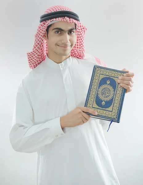 Niño árabe con Corán —  Fotos de Stock