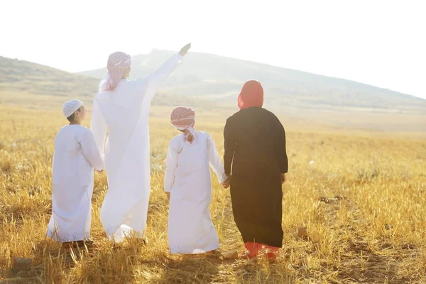 Arabiska familjen i naturen väntar på solnedgången — Stockfoto