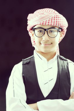 Arap Körfezi Çocuğu yalnız. yüksek kaliteli fotoğraf 