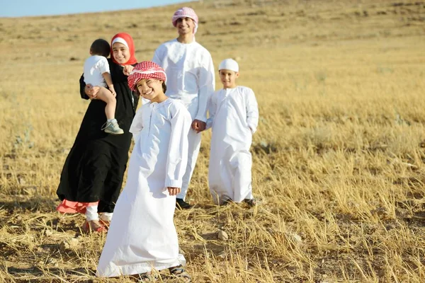 Arabic family in nature — Stock Photo, Image