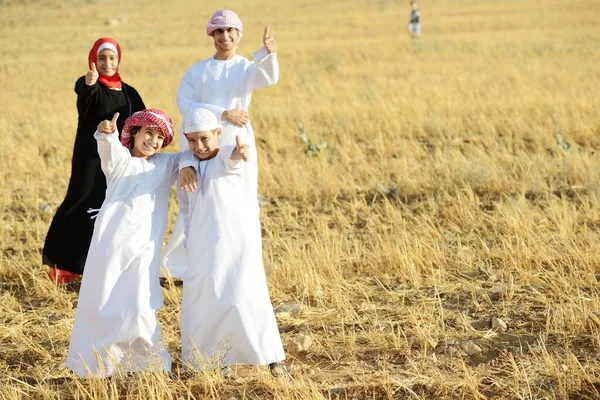 Arabisk familj i naturen — Stockfoto