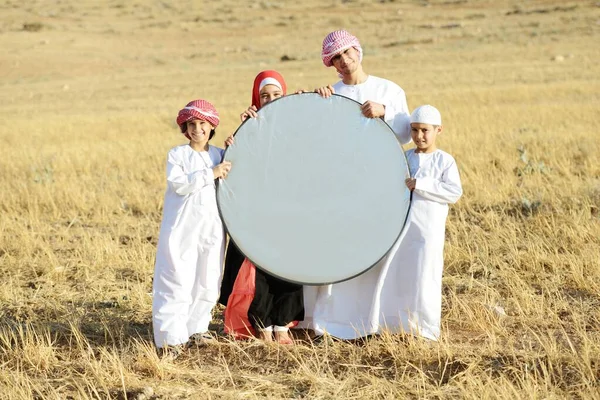 Arabiska familjen i naturen håller kopia utrymme banner — Stockfoto