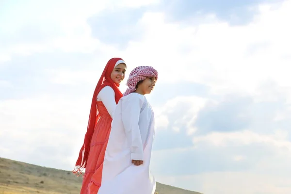 Arabské krasavici s rodinnou těší v přírodě — Stock fotografie