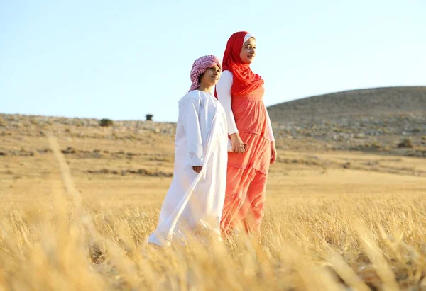 Mooi Arabisch meisje met familie genieten in de natuur — Stockfoto