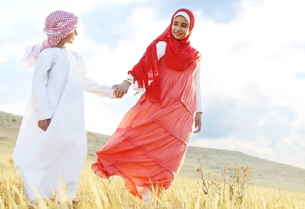 Arabské krasavici s rodinnou těší v přírodě — Stock fotografie