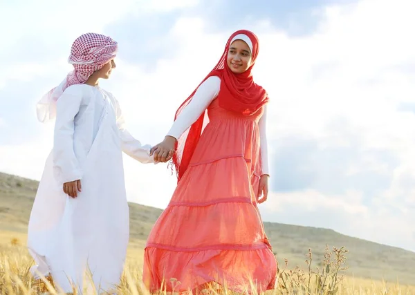 Schöne arabische Mädchen mit Familie genießen in der Natur — Stockfoto