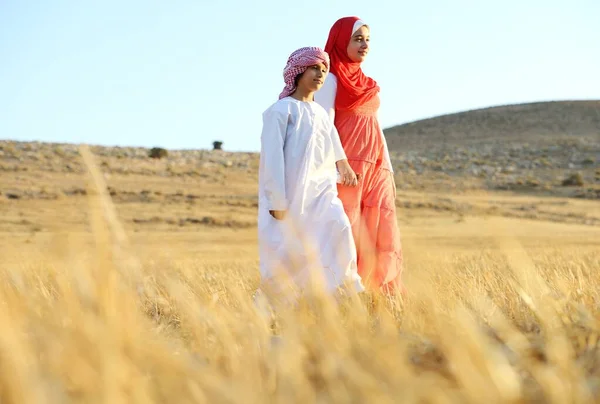 Vackra arabiska flicka med familj njuta i naturen — Stockfoto